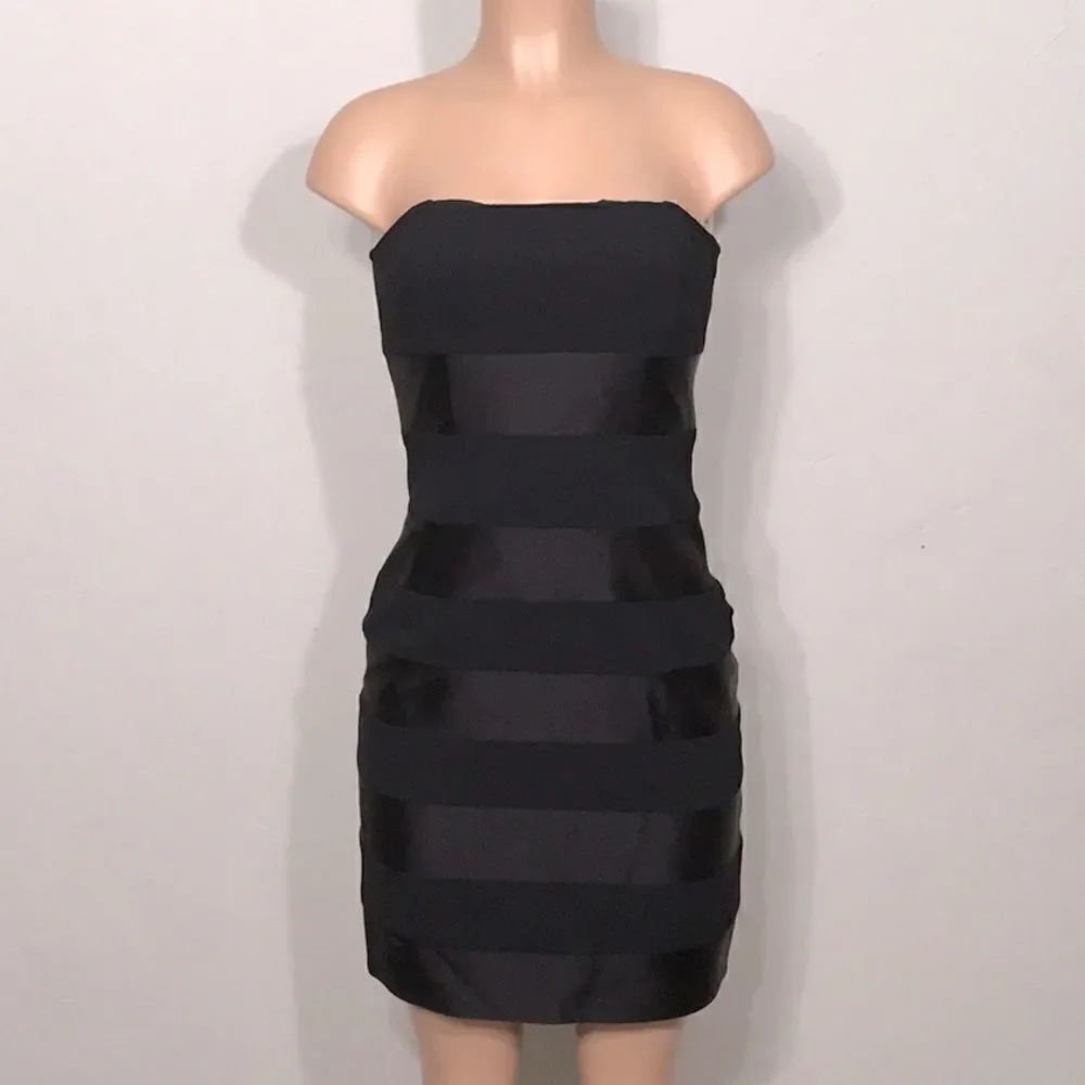 Laundry by Shelli Segal cocktail dress. RUNS SMALL